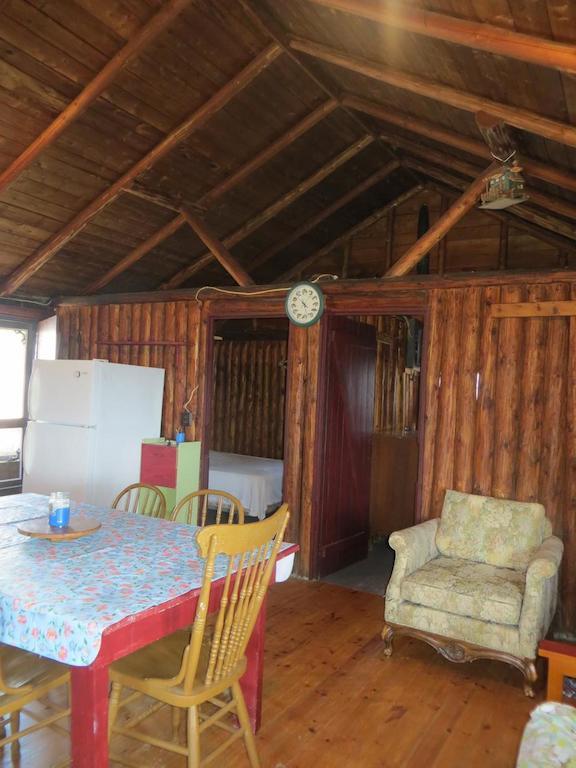 Отель Lake Wolsey Cabins Gore Bay Экстерьер фото