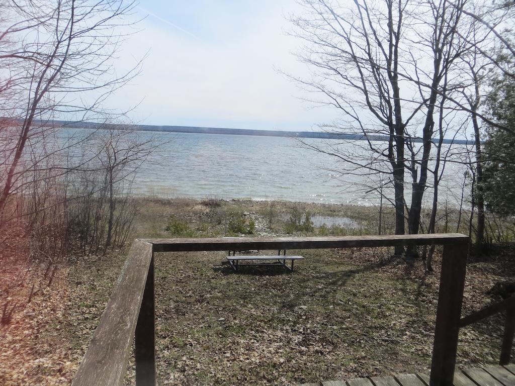 Отель Lake Wolsey Cabins Gore Bay Экстерьер фото