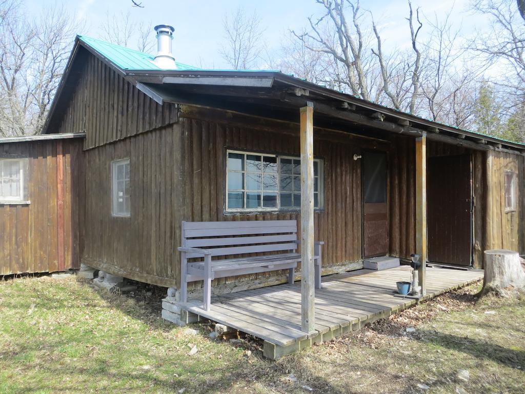 Отель Lake Wolsey Cabins Gore Bay Экстерьер фото