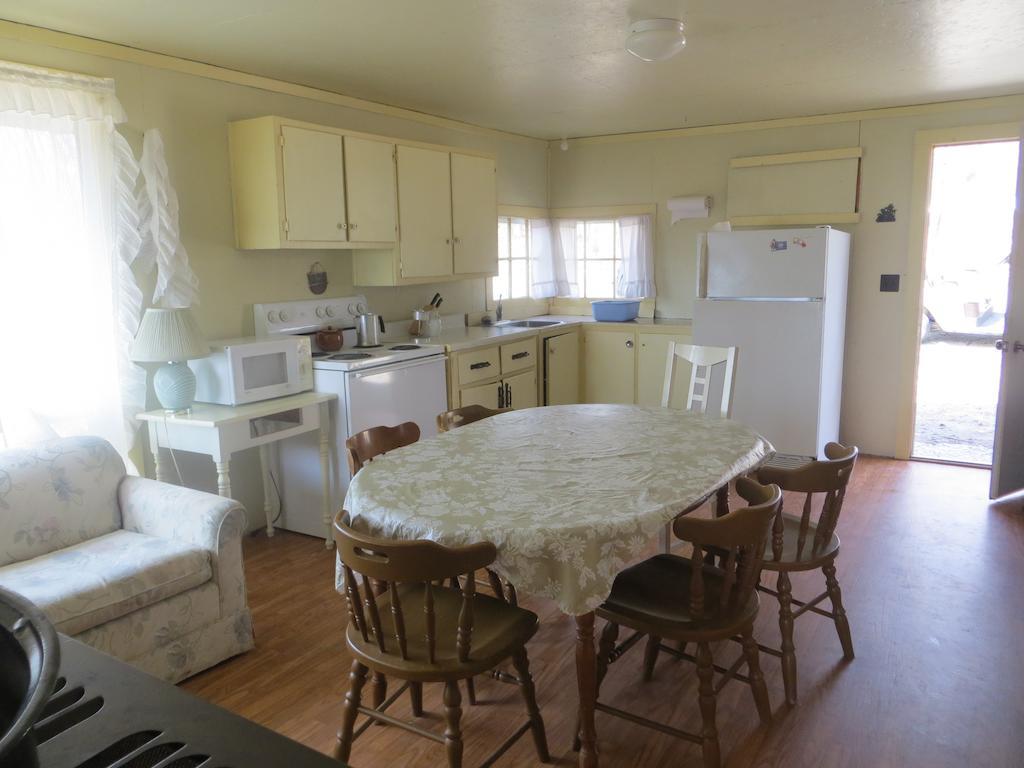 Отель Lake Wolsey Cabins Gore Bay Экстерьер фото