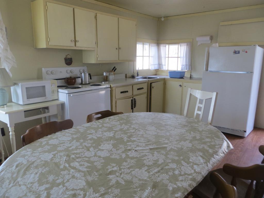 Отель Lake Wolsey Cabins Gore Bay Экстерьер фото