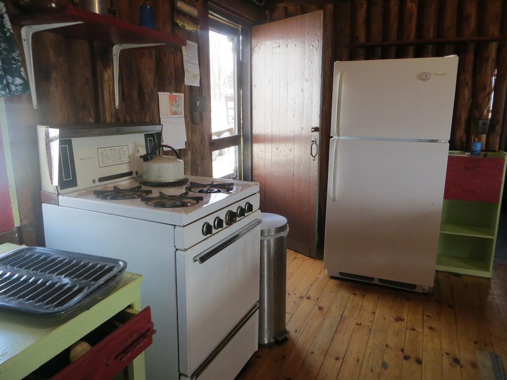 Отель Lake Wolsey Cabins Gore Bay Экстерьер фото