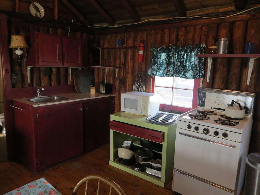 Отель Lake Wolsey Cabins Gore Bay Экстерьер фото