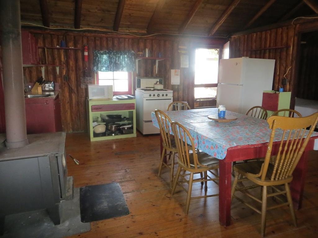 Отель Lake Wolsey Cabins Gore Bay Экстерьер фото