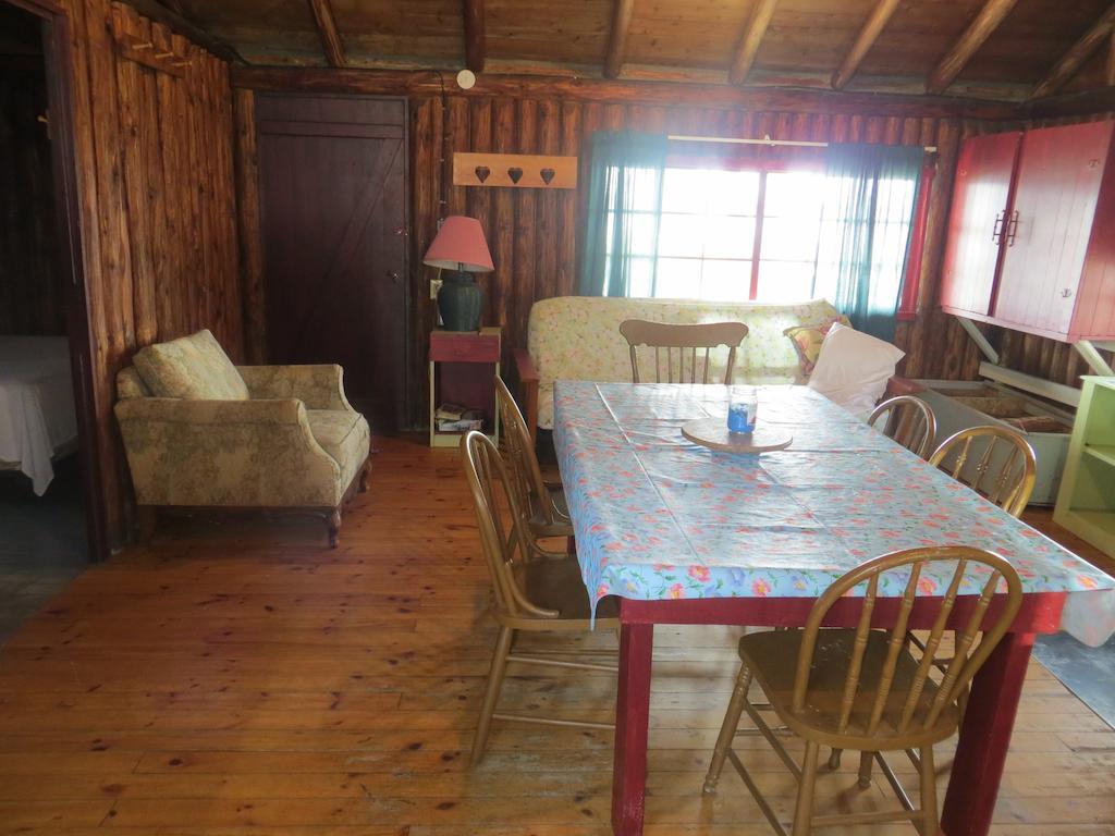 Отель Lake Wolsey Cabins Gore Bay Экстерьер фото