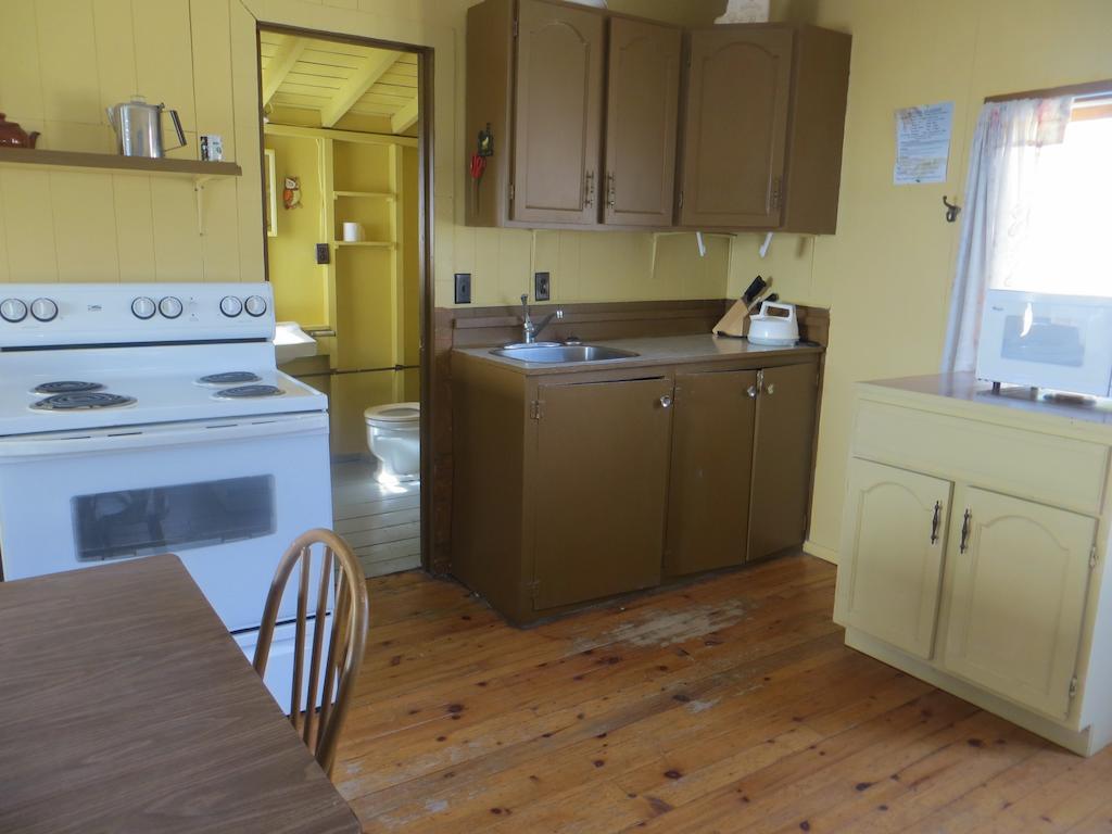 Отель Lake Wolsey Cabins Gore Bay Экстерьер фото