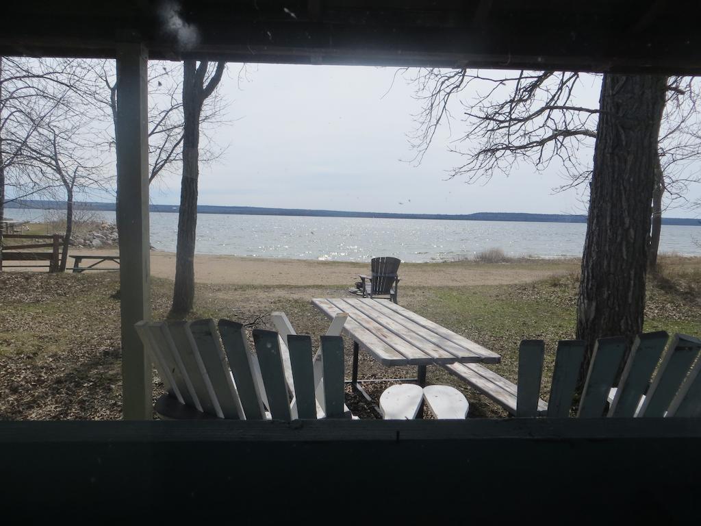 Отель Lake Wolsey Cabins Gore Bay Экстерьер фото