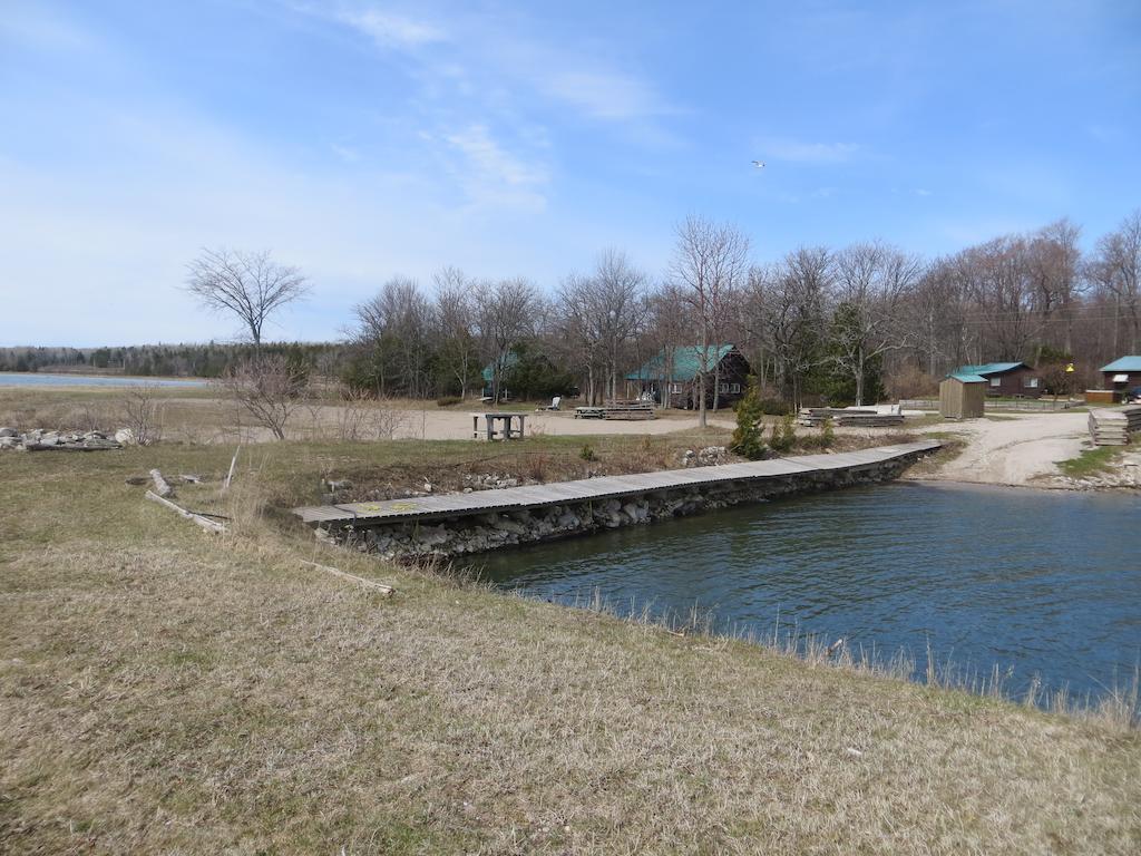 Отель Lake Wolsey Cabins Gore Bay Экстерьер фото