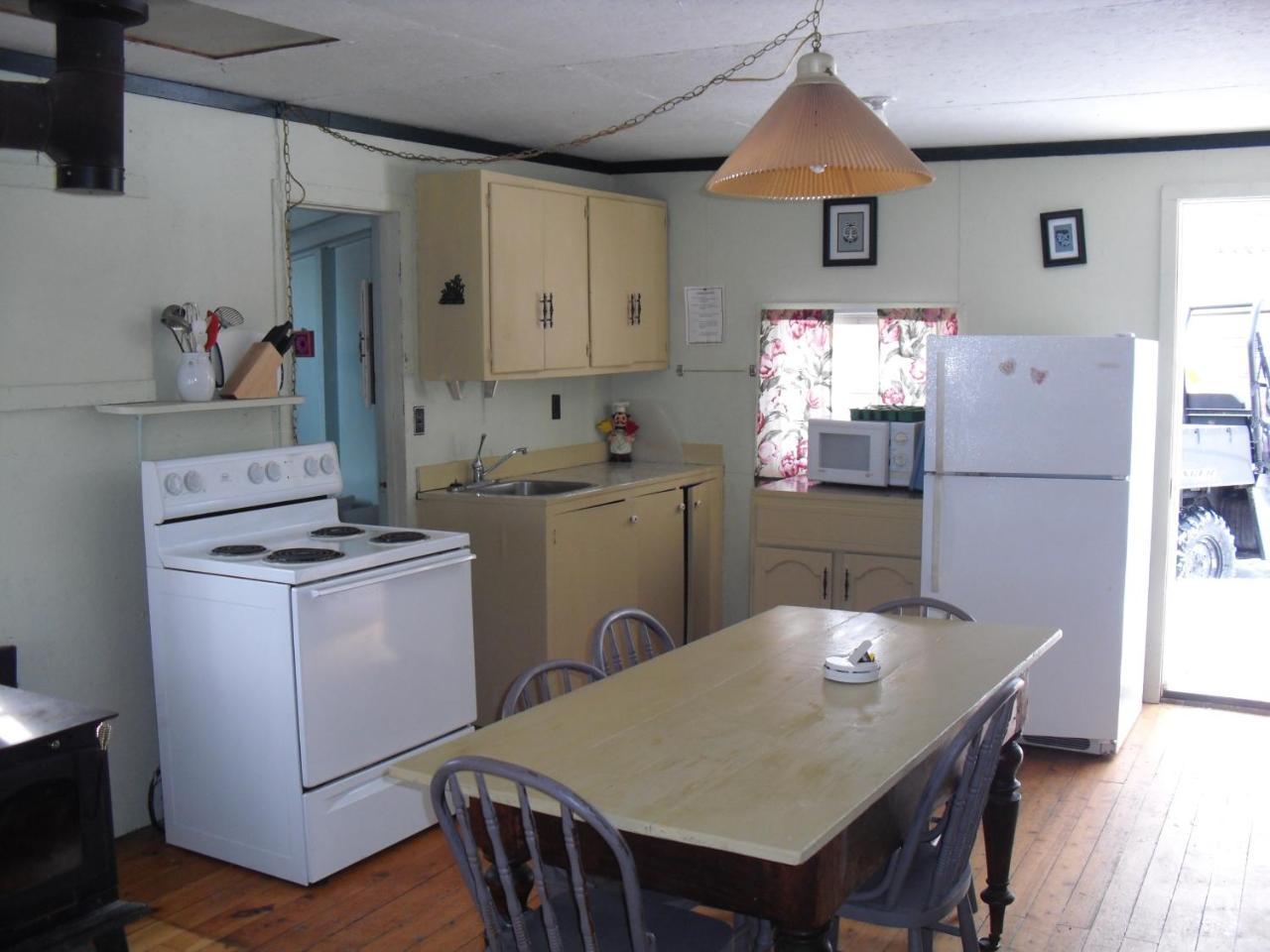 Отель Lake Wolsey Cabins Gore Bay Экстерьер фото