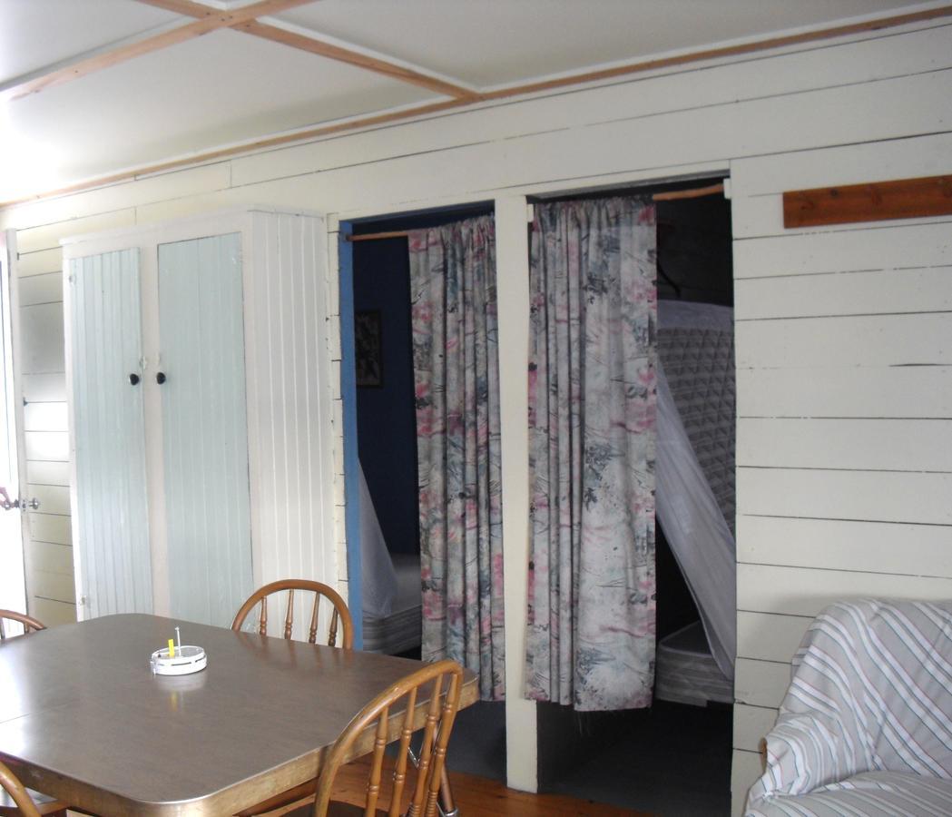 Отель Lake Wolsey Cabins Gore Bay Экстерьер фото